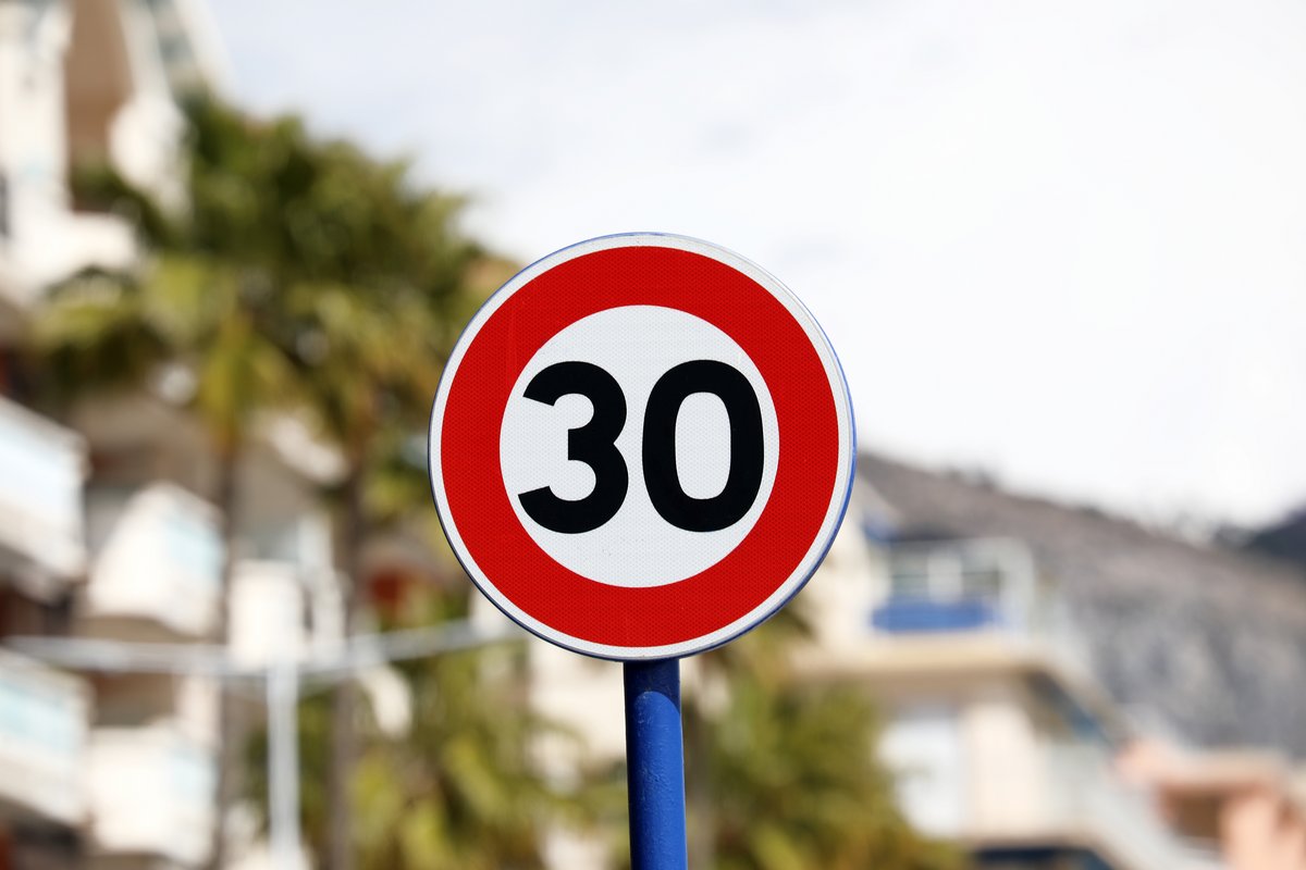 C'est à partir de 1990 que les municipalités françaises ont pu mettre en place des zones 30 sur leur territoire.  © Sibuet Benjamin / Shutterstock