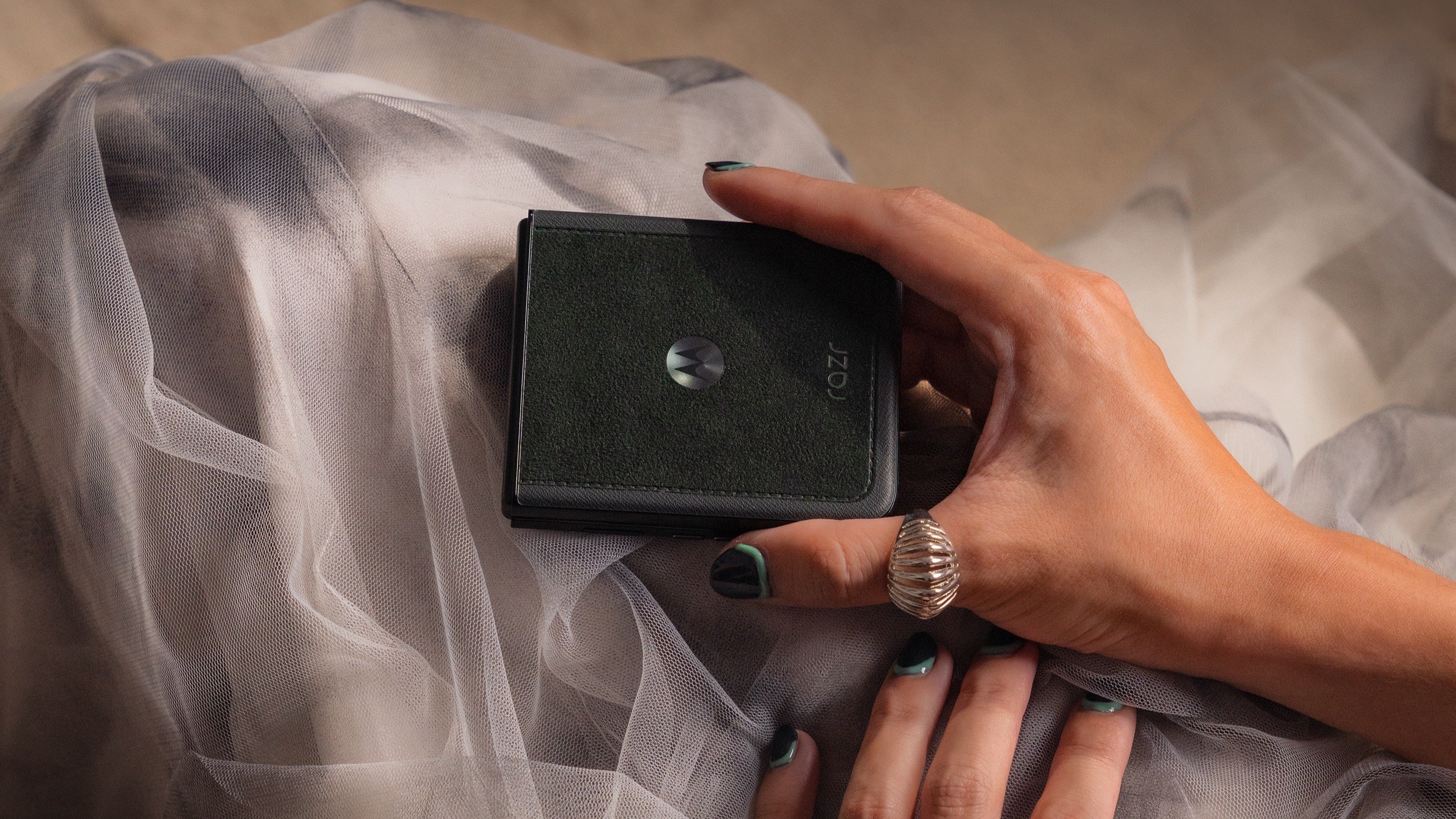 Une fois plié en deux, le Razr 60 Ultra se fait à la fois discret et élégant. ©Motorola