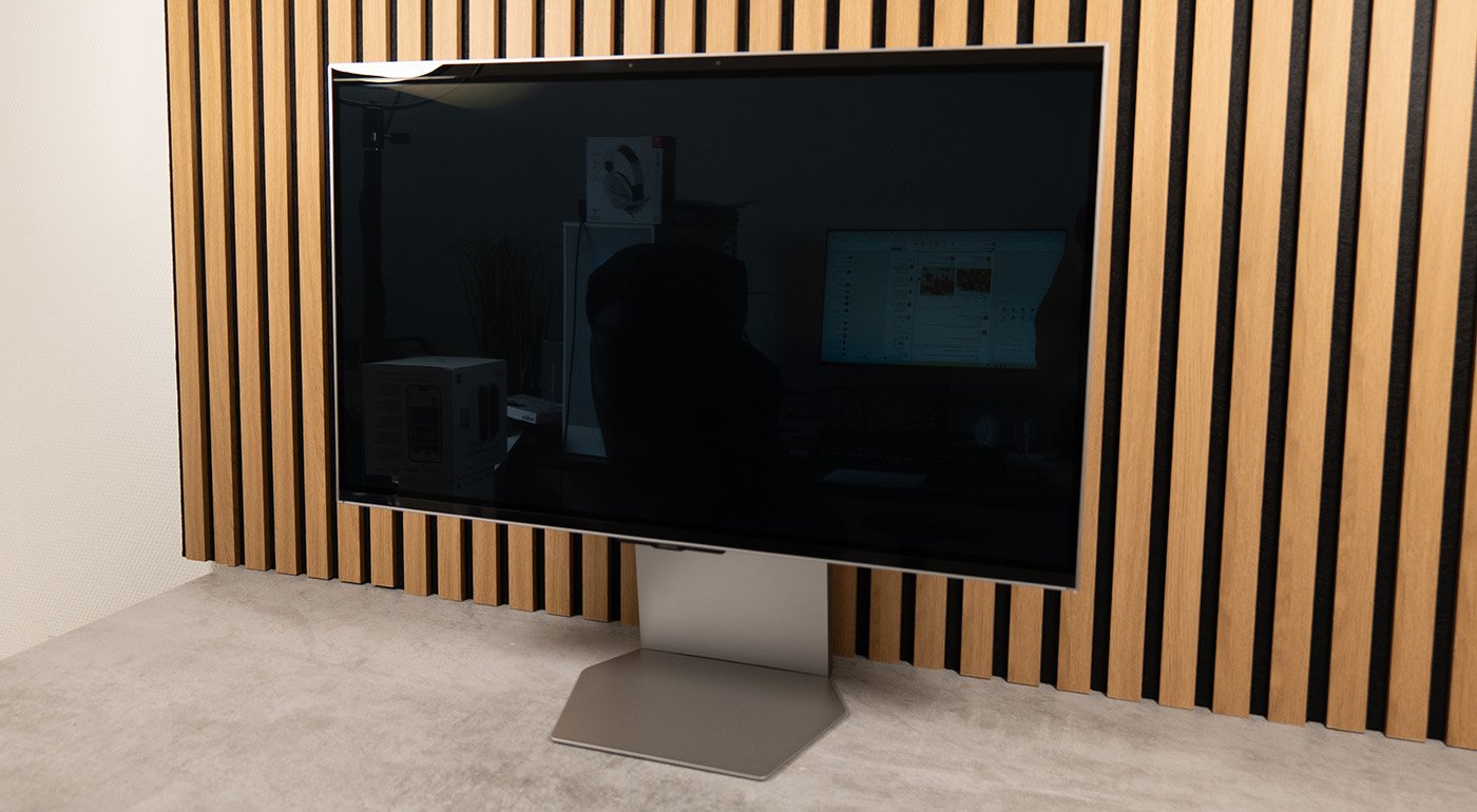 Le Samsung Odyssey 3D G9 adopte une dalle brillante. ©Charles Gouin-Peyrot pour Clubic