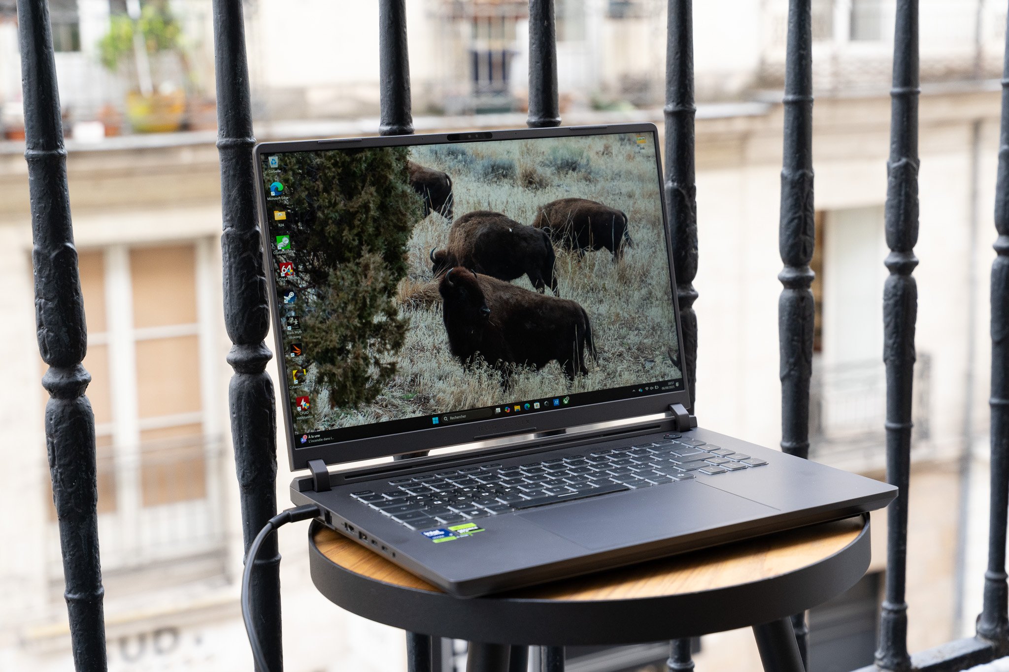 L'appareil n'est pas un modèle de légèreté ou de compacité, mais il est robuste et bien construit. ©Nathan Le Gohlisse pour Clubic