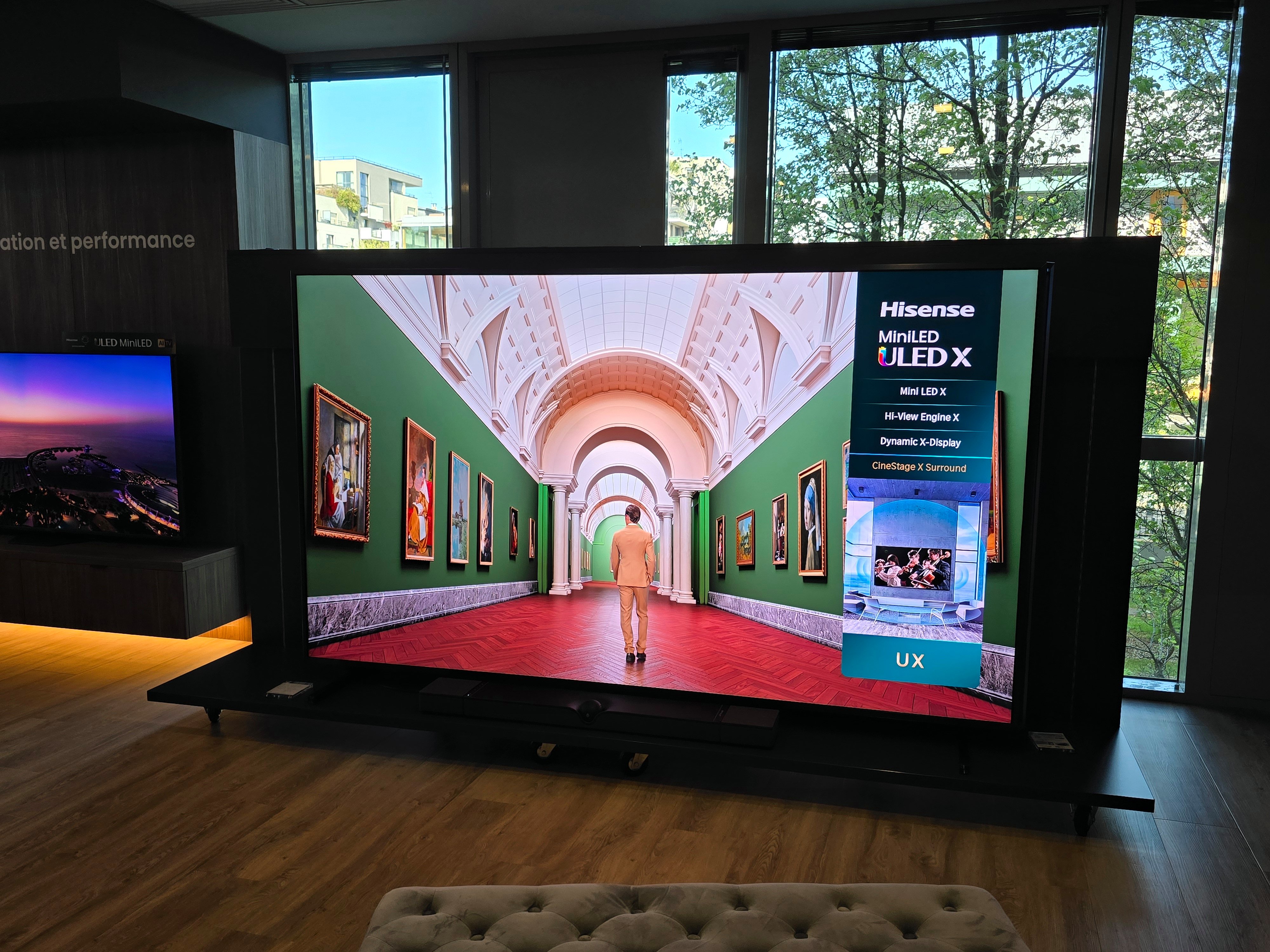 L'Hisense 110UXNQ lors d'une visite au showroom de la marque. © Matthieu Legouge
