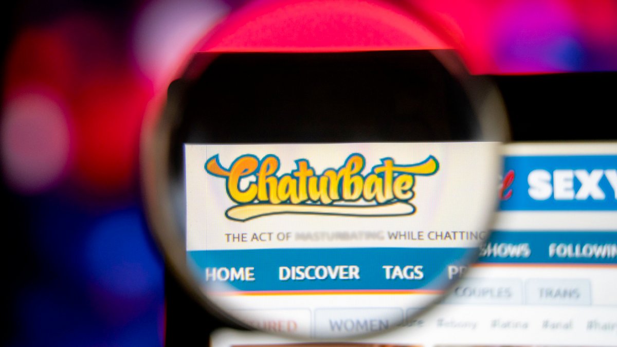 Depuis 2025, le contenu de certains sites X comme Chaturbate ou YouPorn sont bloqués aux utilisateur en France par l'ARCOM. Pour contourner la vérification d’âge et accéder au contenu de ces sites, l’usage d’un VPN est nécessaire - © Shutterstock