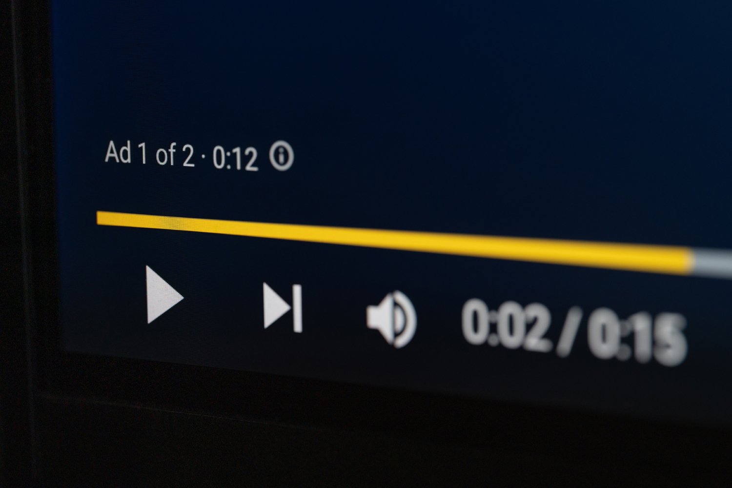 YouTube diffuse toujours plus de publicités. ©PixieMe / Shutterstock