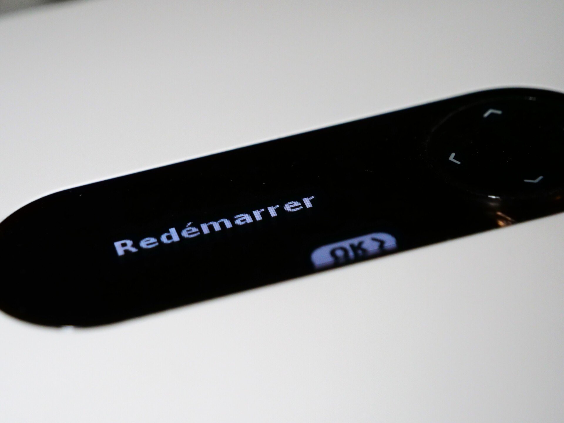 Le bouton "Redémarrer" de votre Freebox, ici celui de la Freebox Ultra, va vous être très utile © Alexandre Boero / Clubic