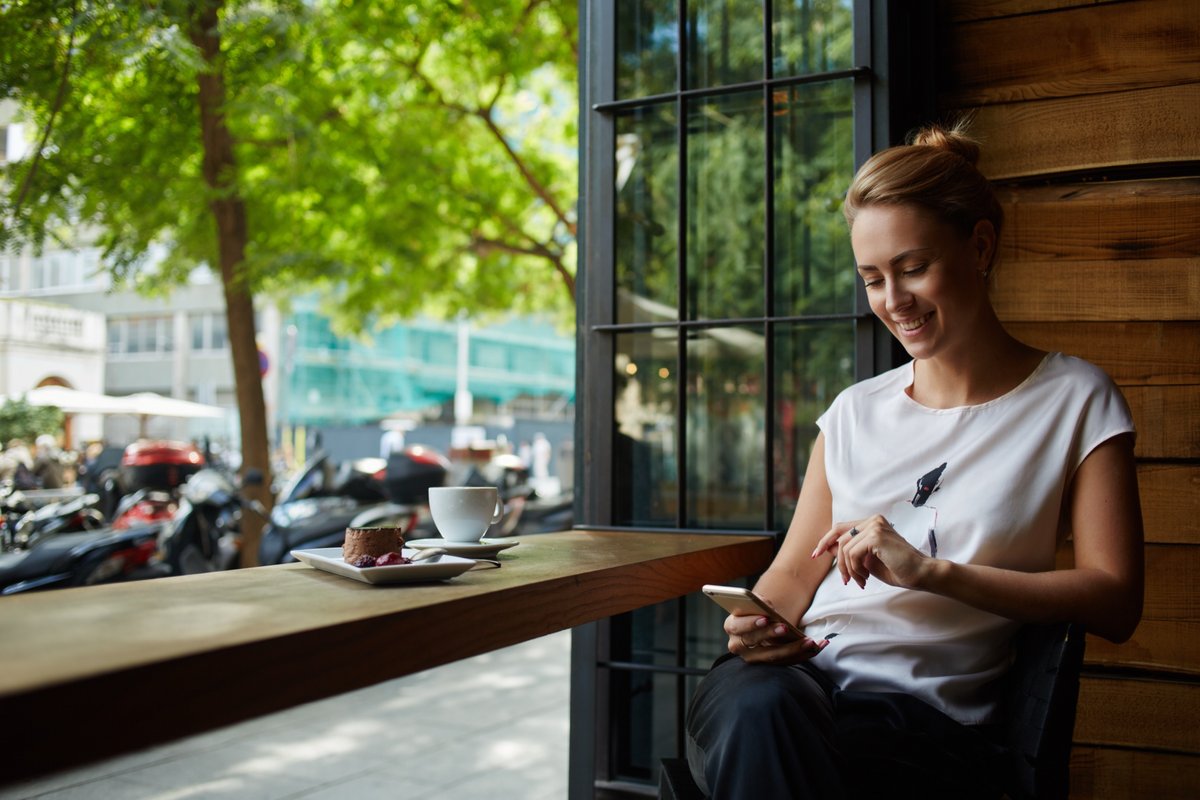 En vacances, il est tentant de se connecter au Wi-Fi gratuit du café du coin, alors même qu'il représente un danger pour vos données privées. © GaudiLab / Shutterstock