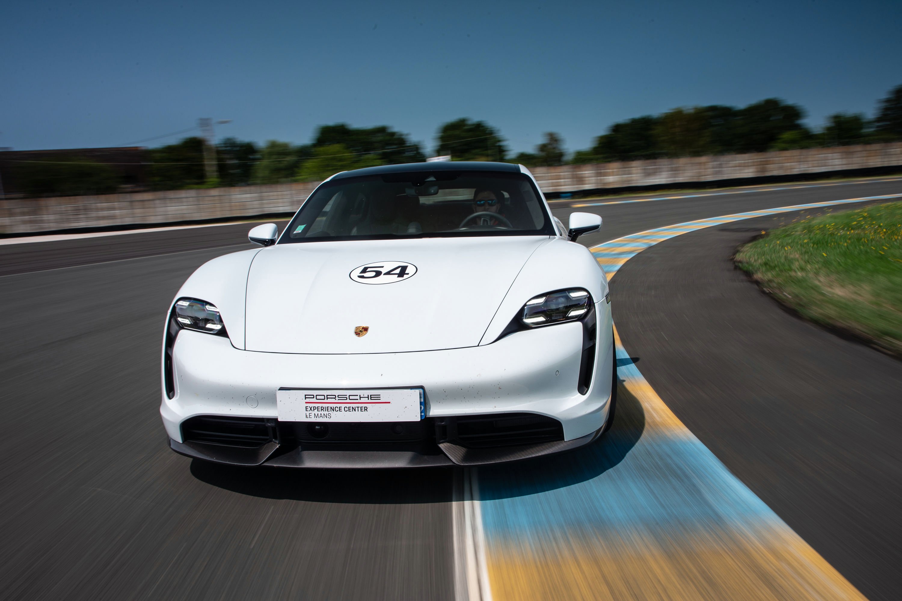 Porsche Taycan sur circuit