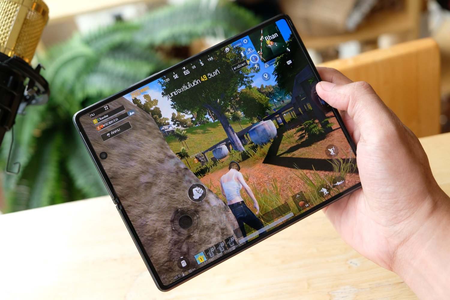 Le Samsung Galaxy Z Fold 2, sorti en 2020. ©Framesira / Shutterstock