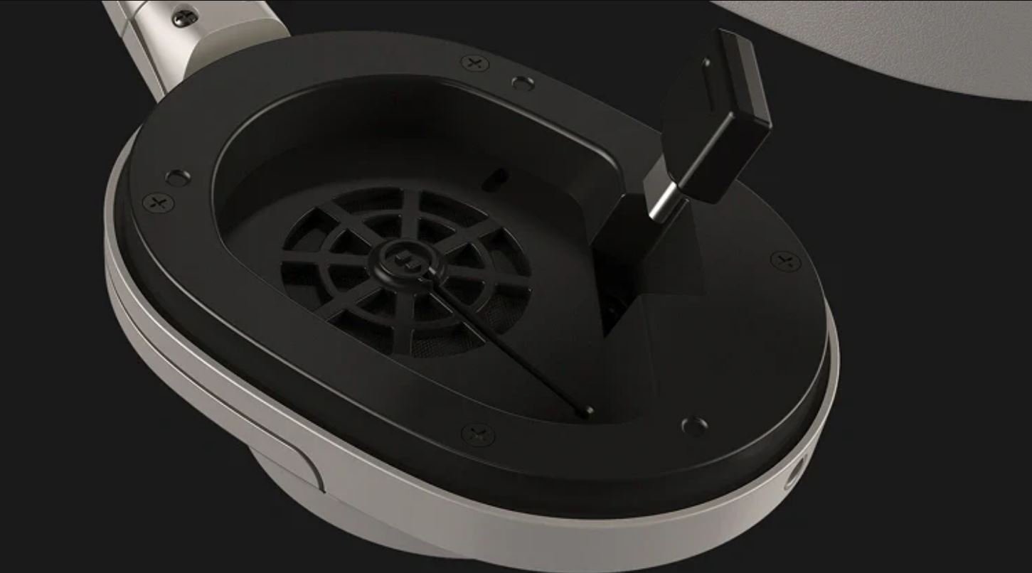 Le petit dongle USB vient se ranger directement sous l'un des coussinets. ©Fender