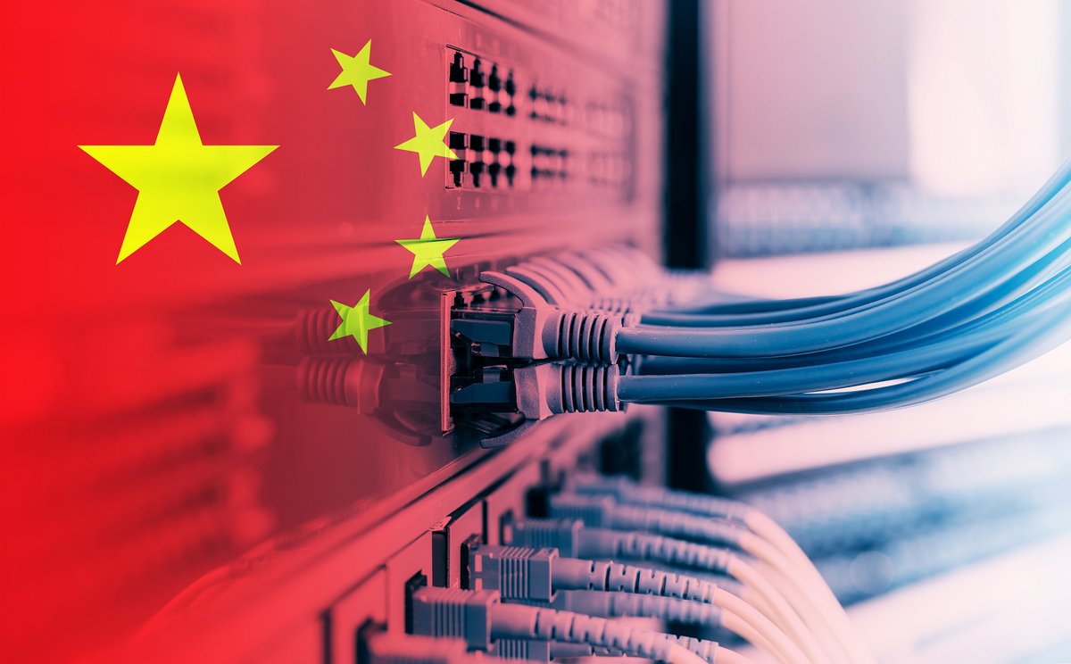 Le drapeau chinois à côté de câbles internet © Shutterstock x Clubic.com