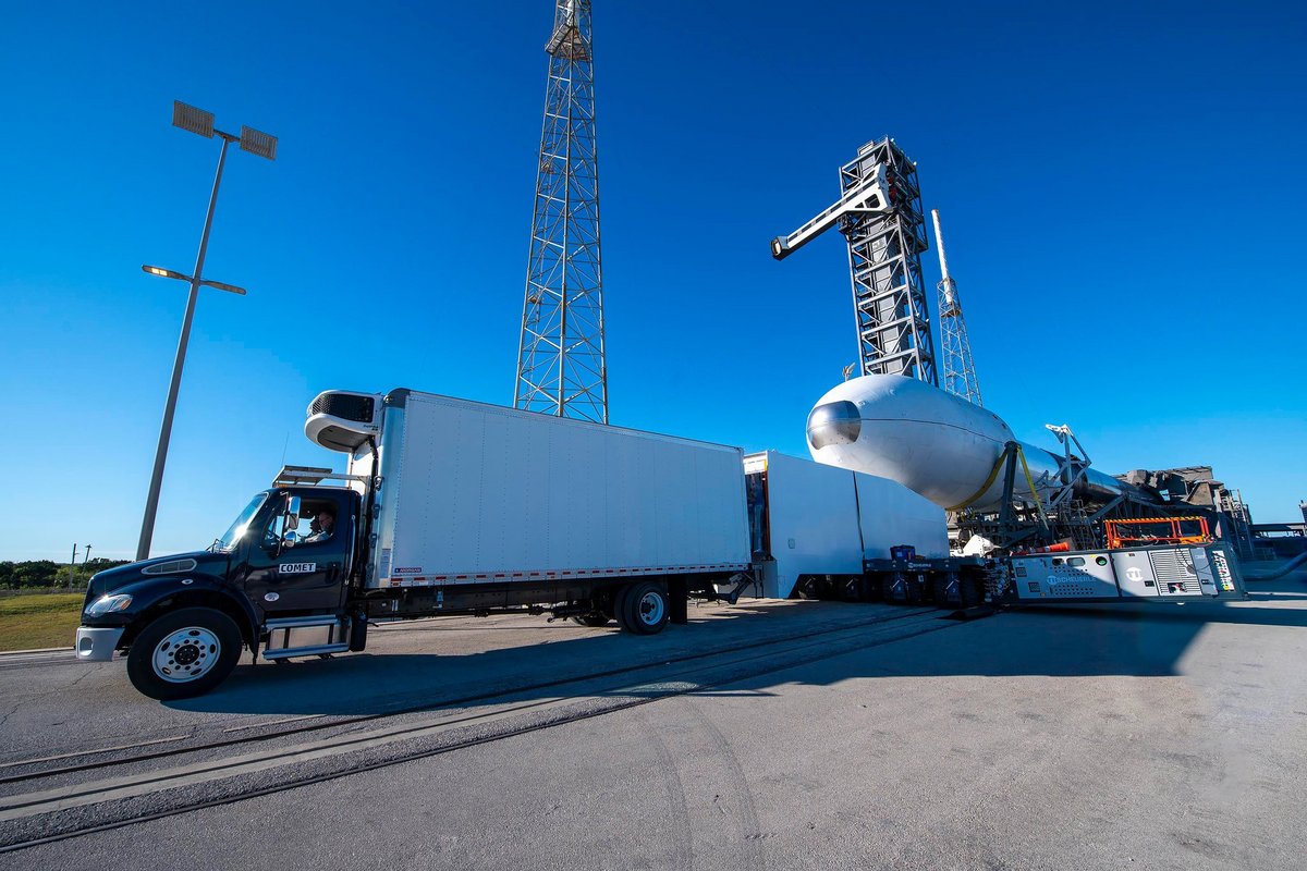 Toute une salle blanche mobile pour entrer dans la coiffe de Falcon 9 ! © SpaceX