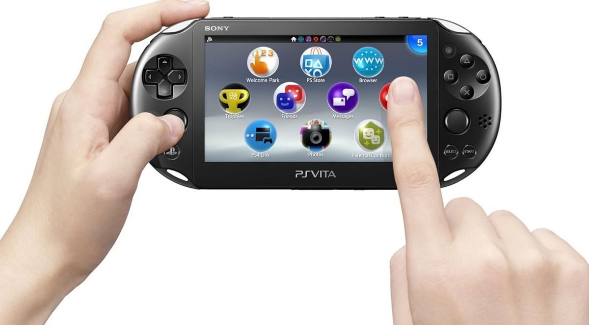 En 2014, Sony commercialisait une nouvelle version plus compacte de sa PS Vita, échangeant l'écran OLED d'origine contre un écran LCD © Sony