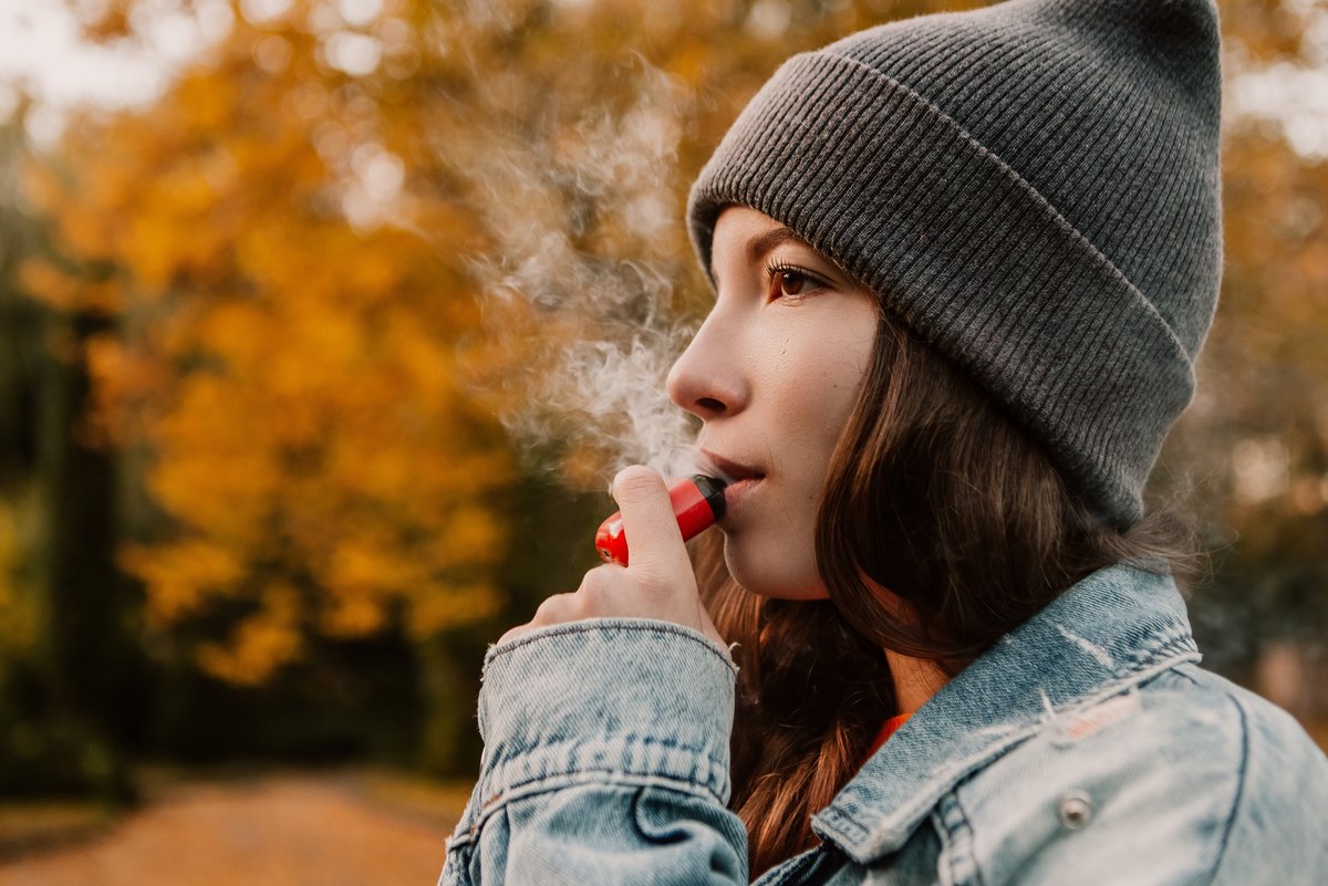 Jeune femme qui vapote © Vovatol / Shutterstock