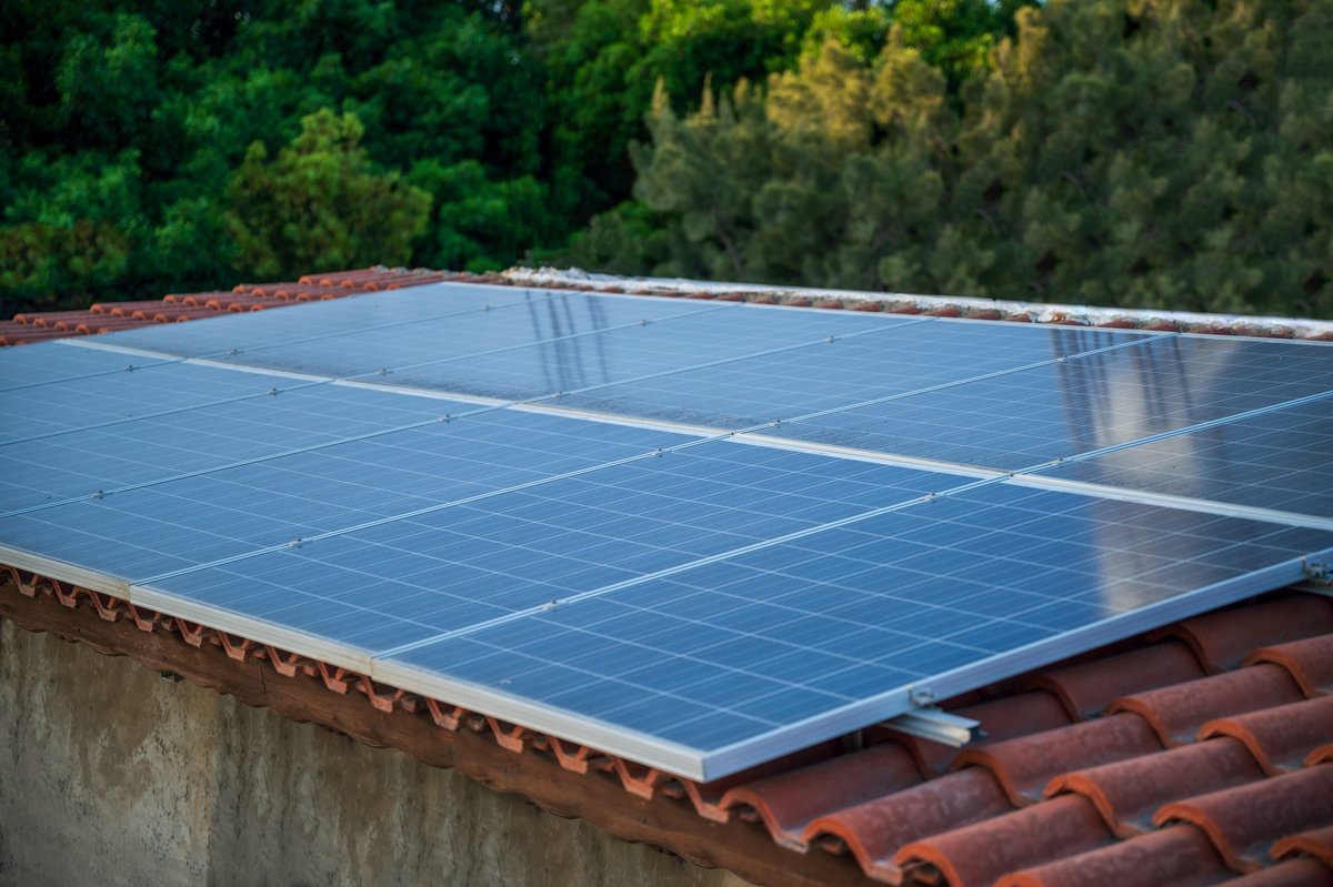 Des panneaux solaires sur le toit d'une maison © maristos / Shutterstock