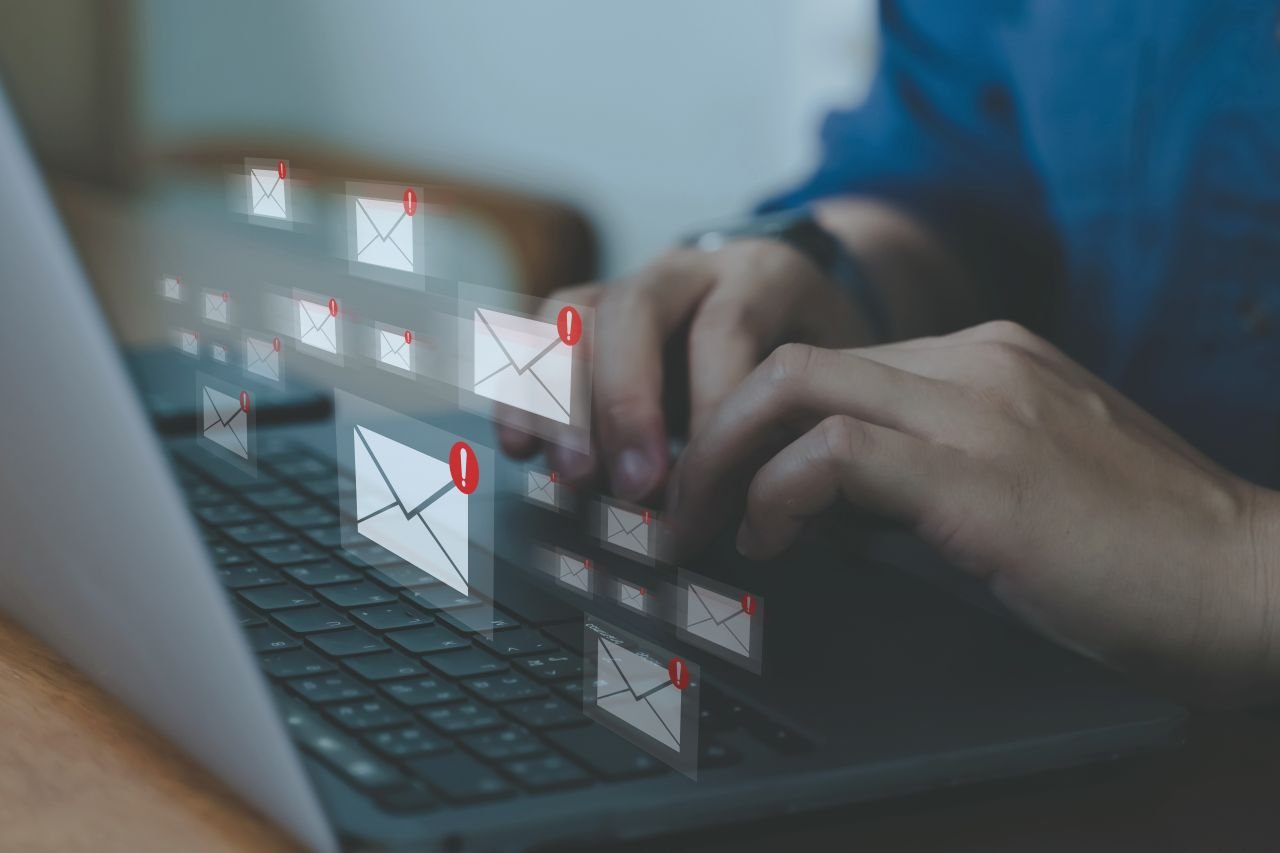 Vous avez peut-être déjà envoyé ou reçu un e-mail qui contenait cette clause de confidentialité : « Ce message est confidentiel et destiné uniquement à son destinataire » - ©Ken stocker / Shutterstock