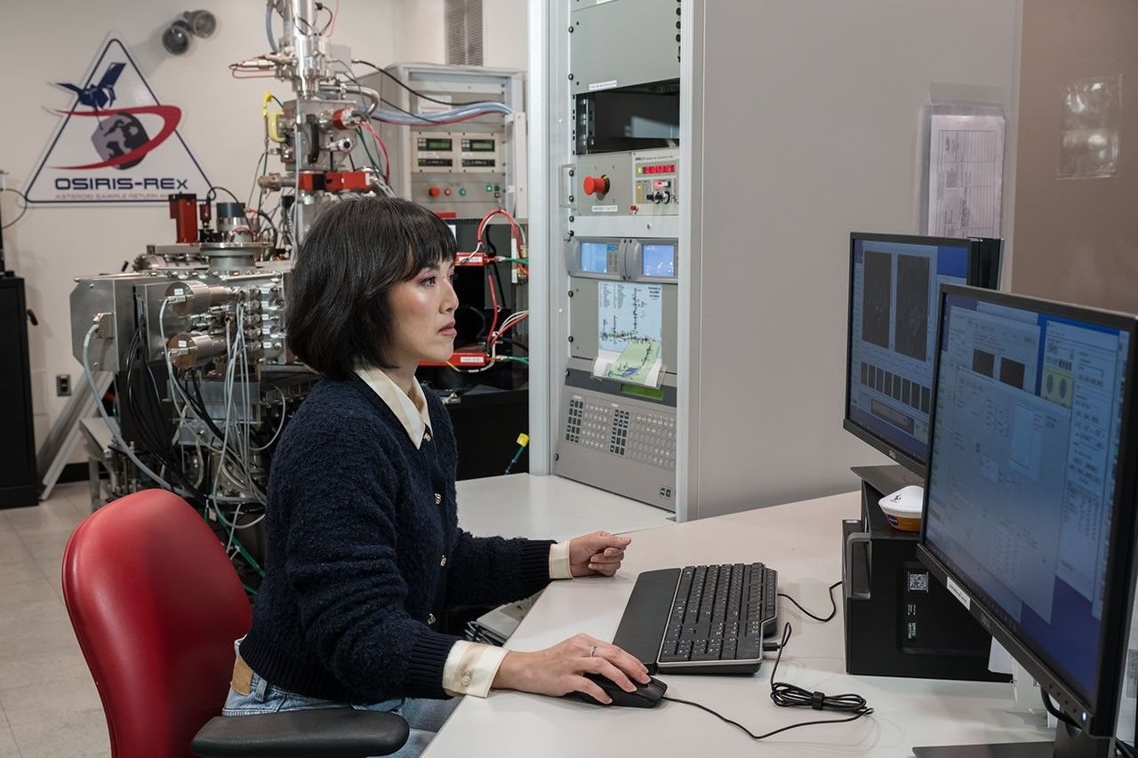 Ann Nguyen, co-auteur principal d'un nouvel article qui donne un aperçu de l'origine diversifiée de l'astéroïde « parent » de l'astéroïde Bennu, travaille aux côtés de la microsonde ionique NanoSIMS 50L (spectrométrie de masse d'ions secondaires à l'échelle nanométrique) dans la division de recherche et d'exploration des astromatériaux du Johnson Space Center de la NASA à Houston - ©NASA/James Blair