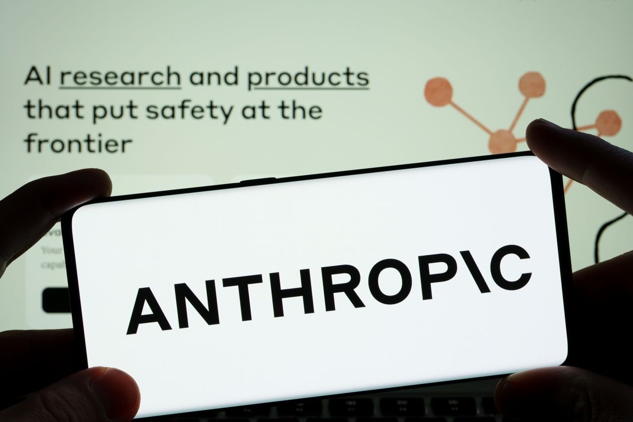 Selon les éditeurs, Anthropic a collecté des chansons, des partitions et des paroles sur des sources non autorisées et les a intégrées dans ses jeux de données pour entraîner Claude - ©Ascannio / Shutterstock