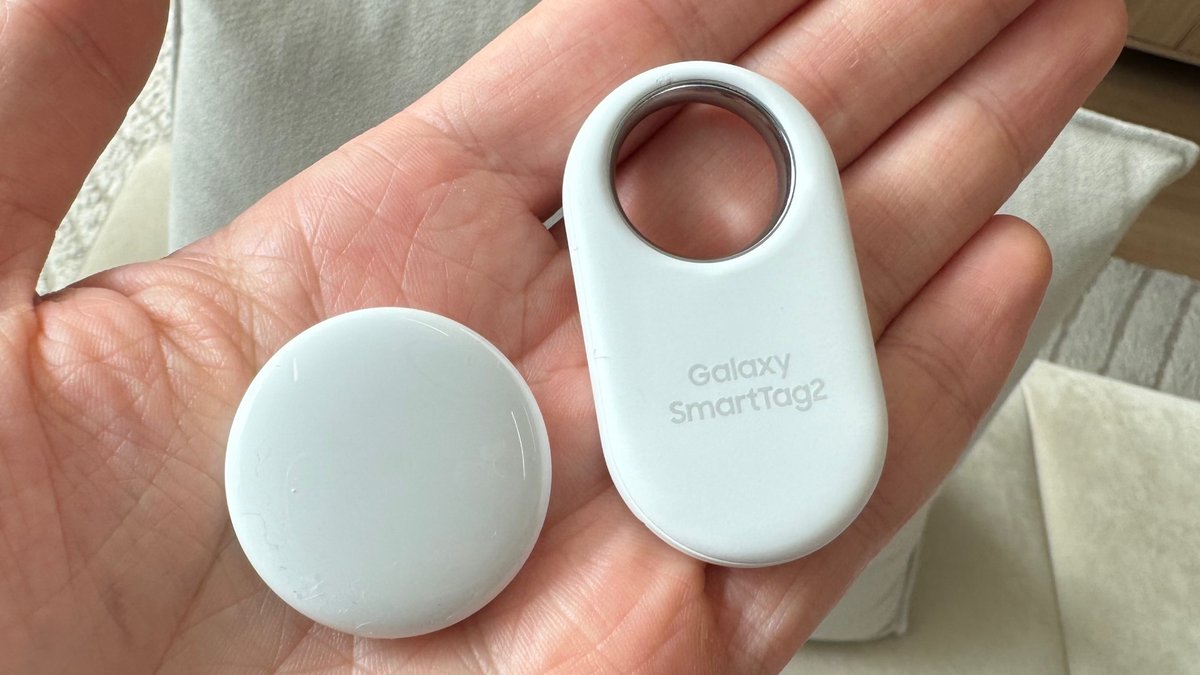 Le SmartTag 2 face à son concurrent, le Apple AirTag © Numerama