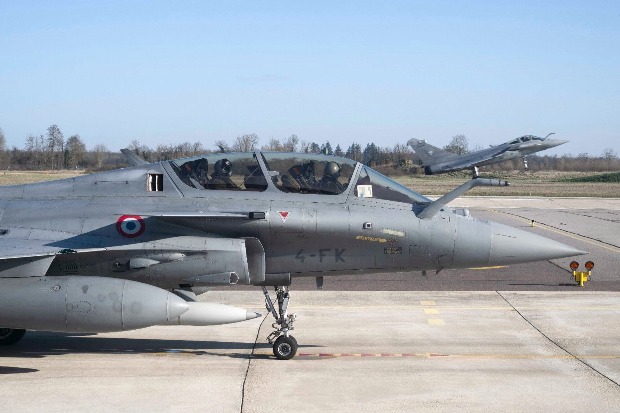 Décollage de deux Rafale biplaces, pour un exercice de simulation de raid aérien nucléaire. © ministère des Armées