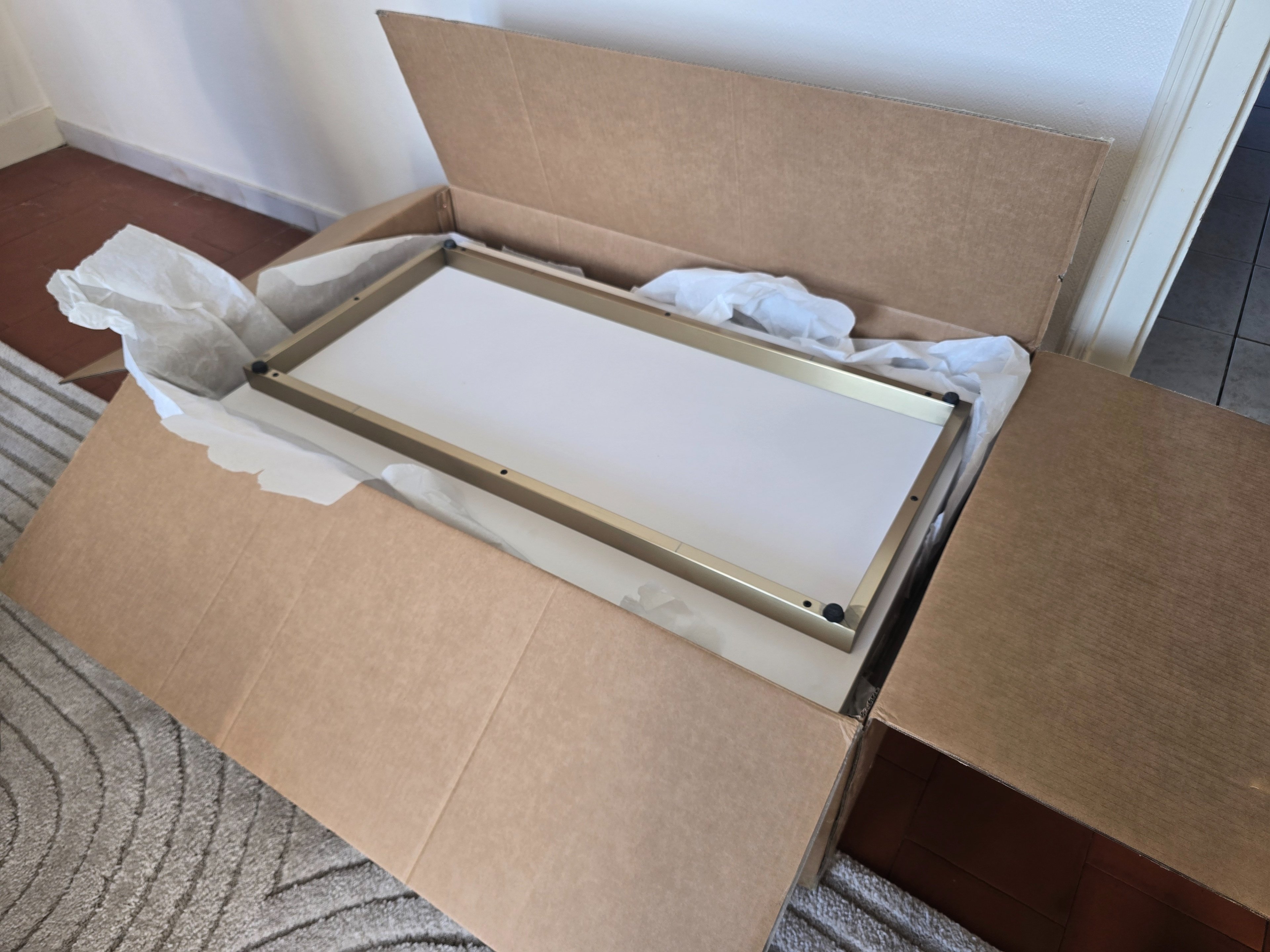 Le meuble arrive en trois blocs à assembler. © Matthieu Legouge