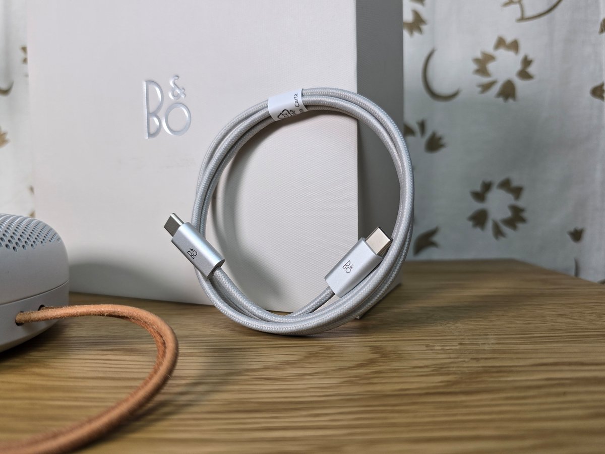 Un petit câble USB-C est fourni pour recharger l'enceinte. © Matthieu Legouge