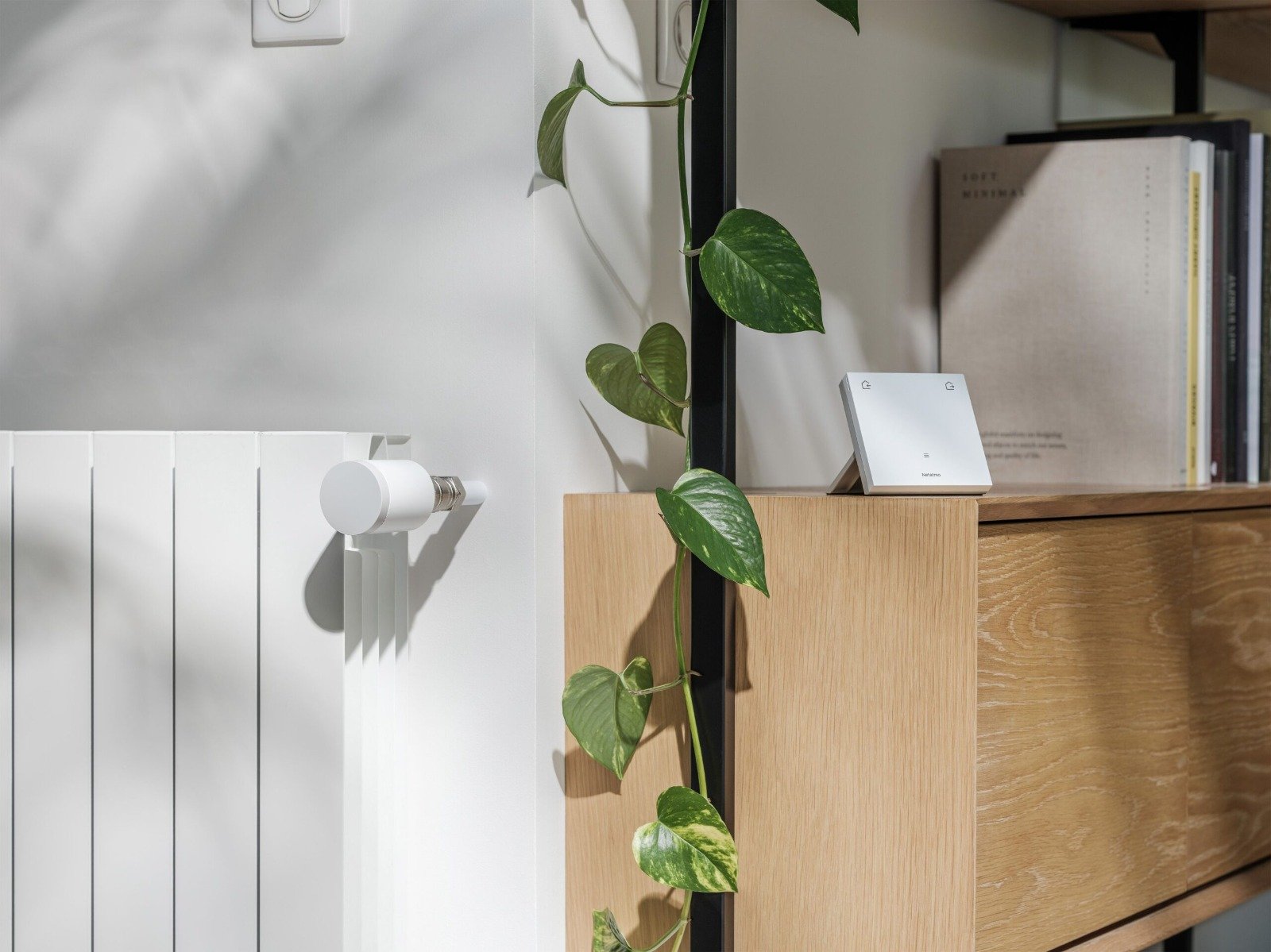 À gauche, la nouvelle tête thermostatique de Netatmo et, à droite, le nouveau thermostat connecté ORIGINAL. ©Netatmo 