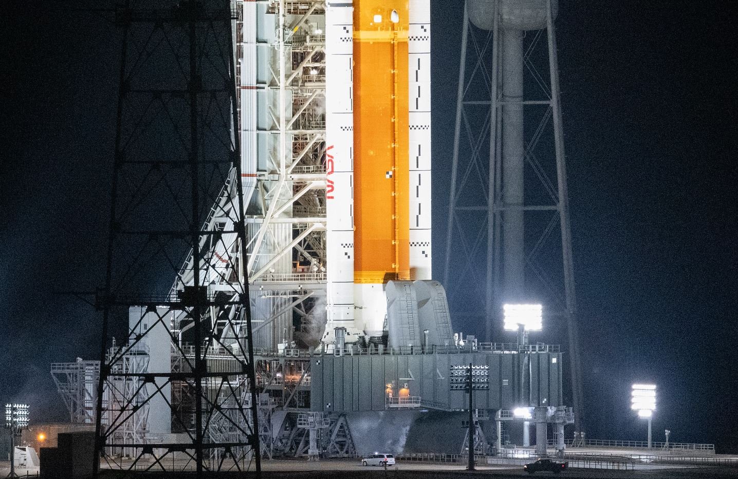 Arrivée de la "red team" au pied du lanceur, partiellement rempli de ses ergols © NASA / J. Kowsky