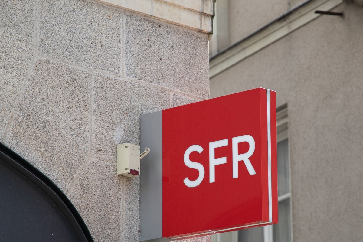 Le logo SFR, devant une enseigne bordelaise de l'opérateur © sylv1rob1 / Shutterstock.com