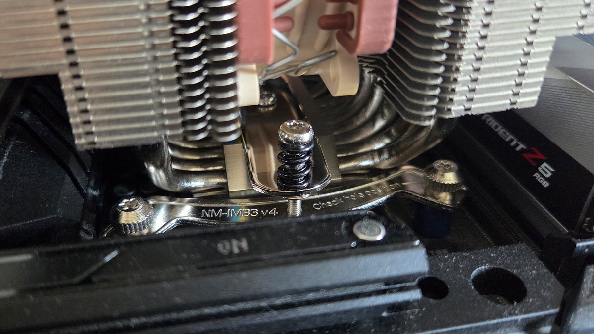 Bon, il ne reste plus qu'à serrer : le tournevis Torx livré par Noctua est parfait. ©Nerces pour Clubic