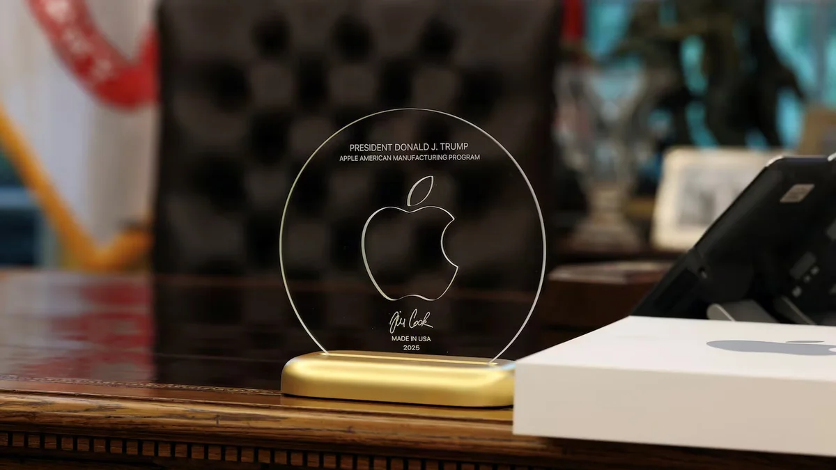 Tim Cook a offert un trophée en verre fabriqué aux USA à Trump - ©Reuters