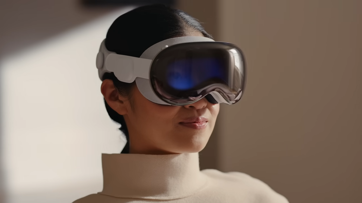 Une femme porte le casque Apple Vision Pro © Apple