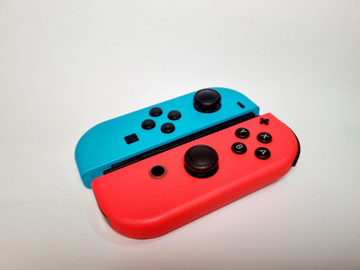 Les Joy-Con 2 sont concernés au même titre que la console elle-même, puisque chaque manette embarque sa propre batterie lithium-ion - ©Yohanes Liang / Shutterstock