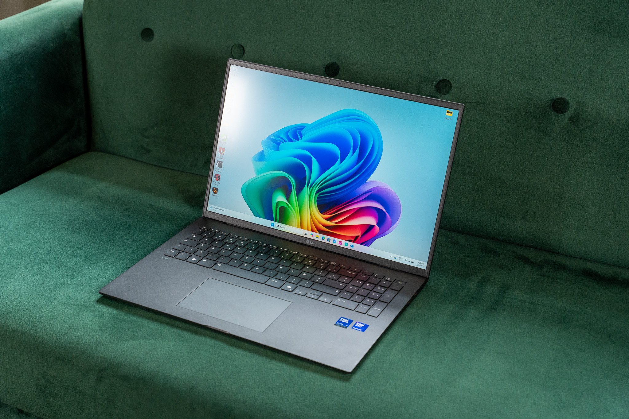 Le Gram 17 n'est pas vraiment original d'un point de vue esthétique, mais il est grand et léger. © Nathan Le Gohlisse pour Clubic