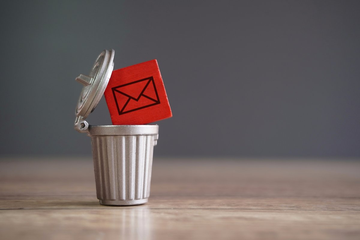 Supprimez fréquemment les mails sans importance qui encombre inutilement votre boîted e réception © izzuanroslan / Shutterstock