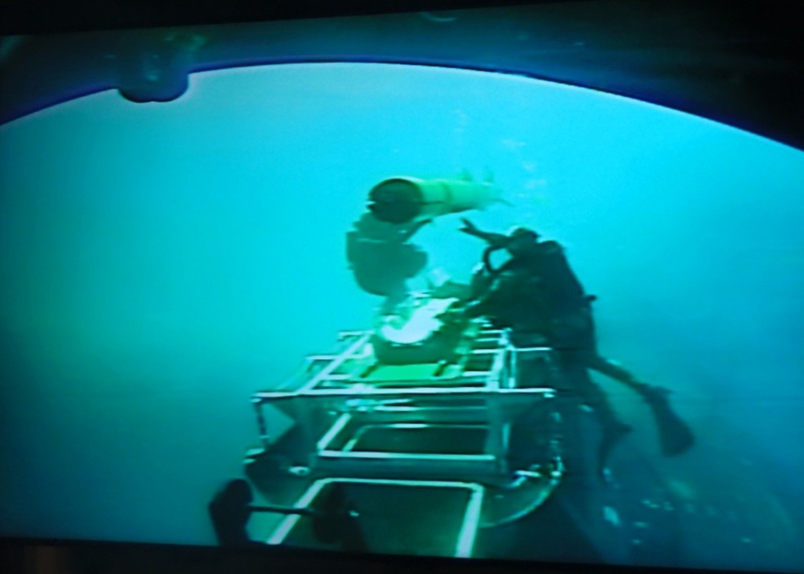 La Marine nationale et l'US Navy ont mené un essai sous-marin commun. Ici, un sous-marin nucléaire d’attaque met en œuvre un drone depuis son dry deck shelter. © Marine nationale