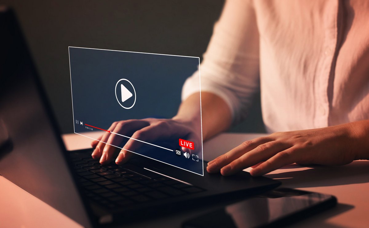 Un homme regardant une vidéo en streaming © Shutterstock x Clubic.com