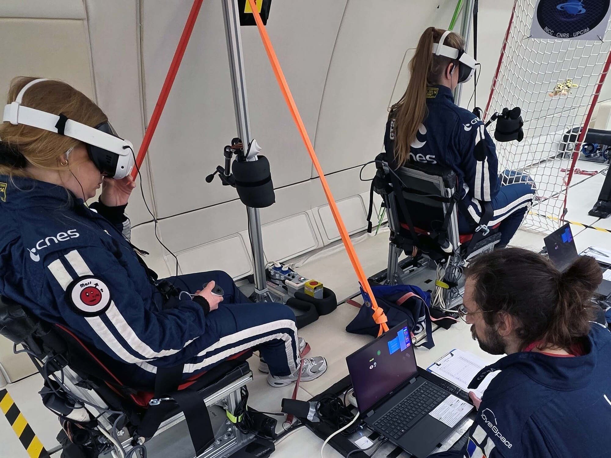 Les participants testent l'orientation sans certains repères spatiaux. © Novespace/N. Courtioux