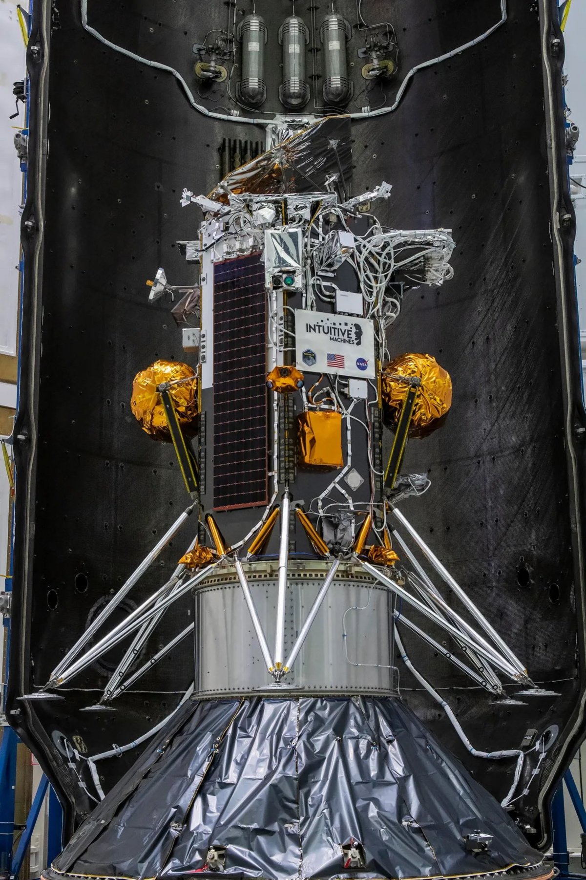 L'atterrisseur lors de la mise sous coiffe en Floride. Il est grand, mais il passe sous la coiffe de Falcon 9 ! © Intuitive Machines