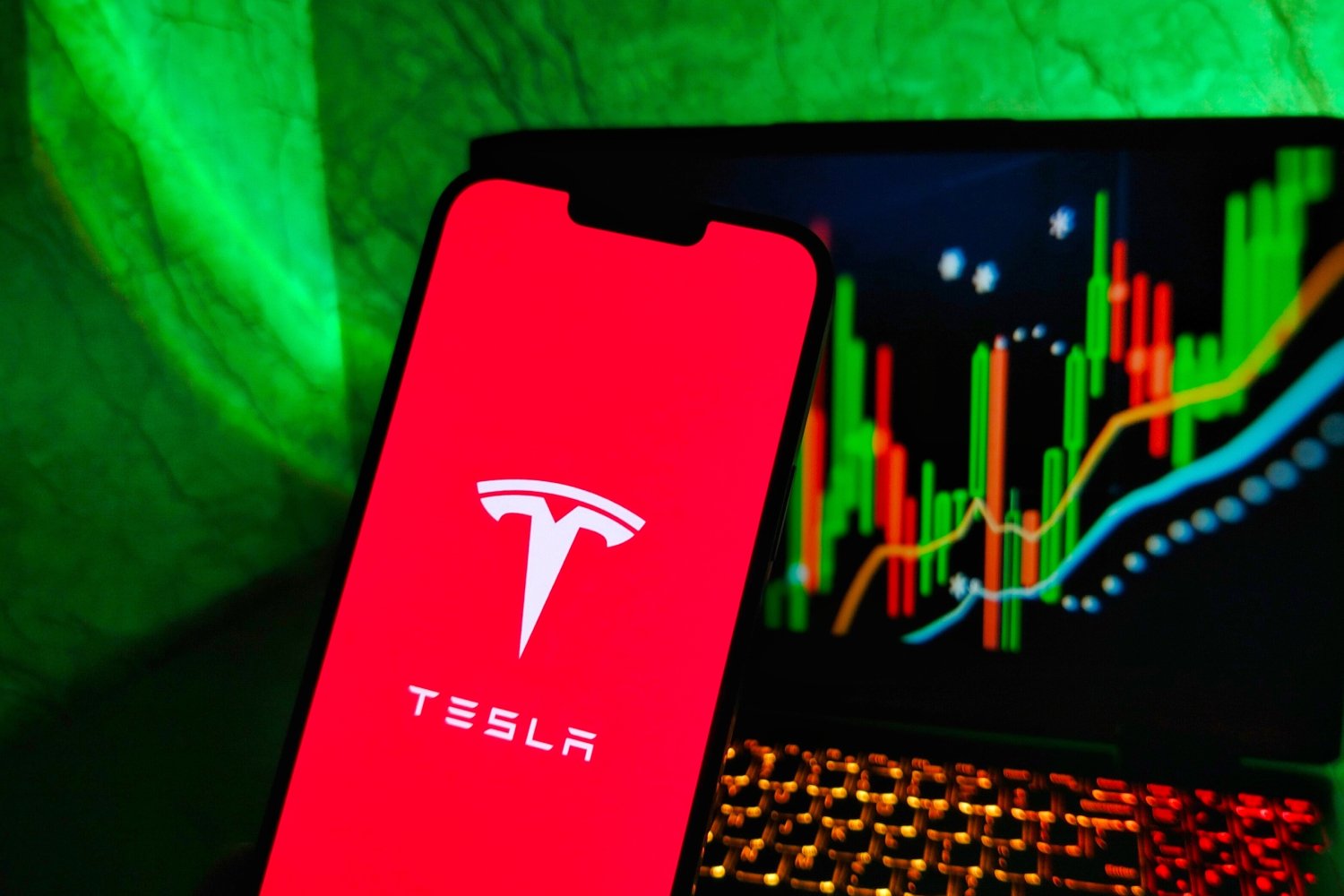 Tesla accélère ses efforts dans les puces IA. ©Stock all / Shutterstock