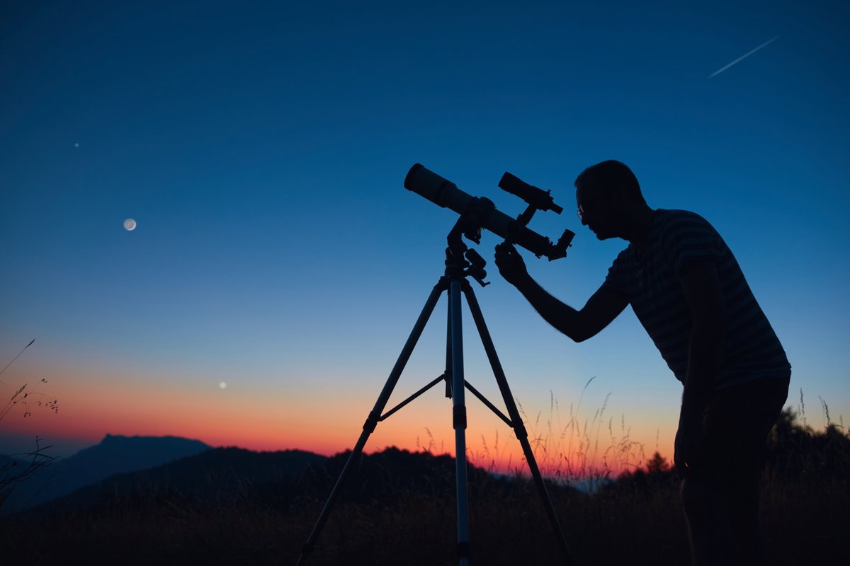 Les astronomes tirent la sonnette d'alarme face aux divers projets de centres de données en orbite. ©AstroStar / Shutterstock