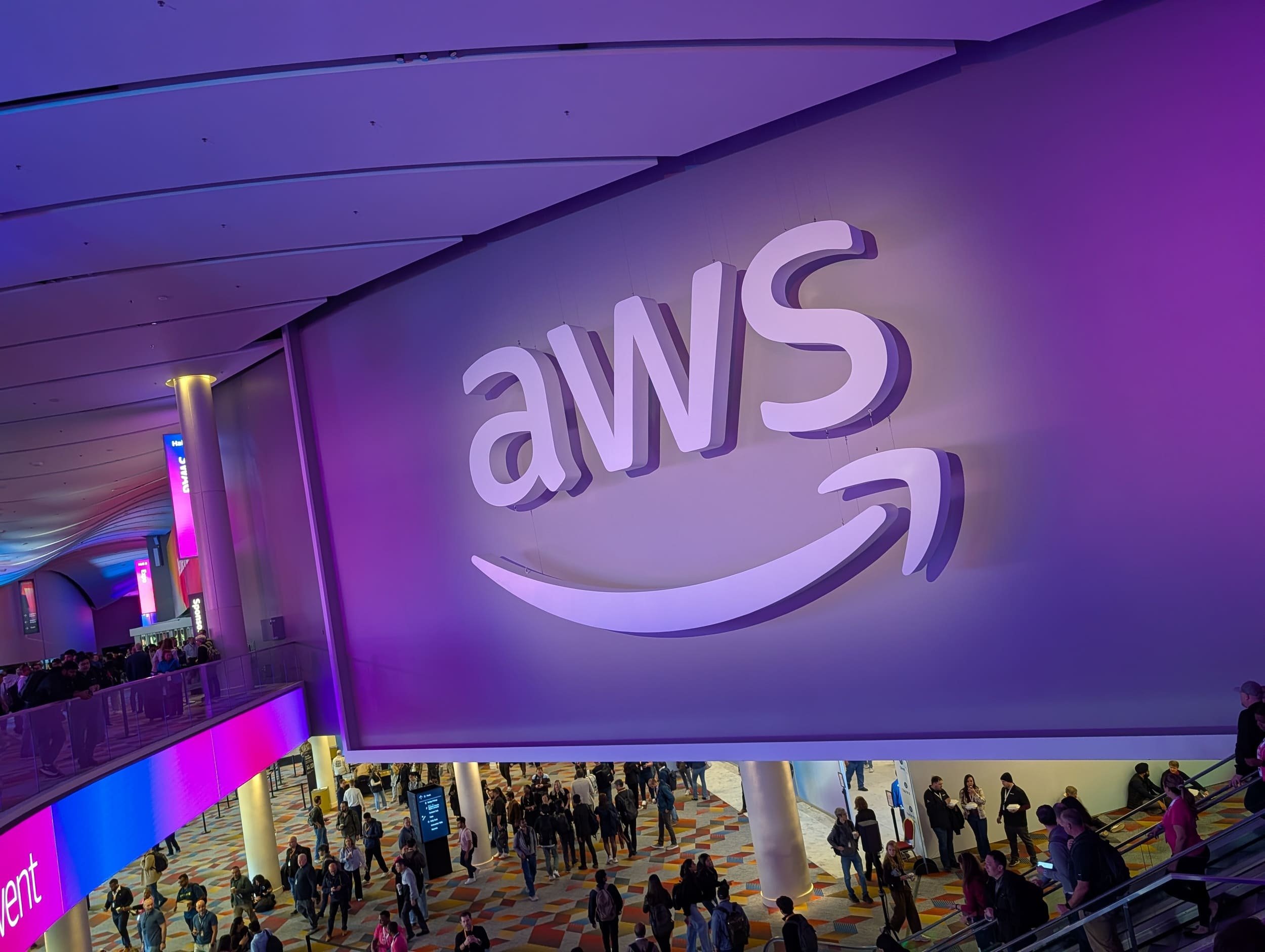 Le logo AWS, lors de l'événement re:Invent. © Alexandre Boero / Clubic