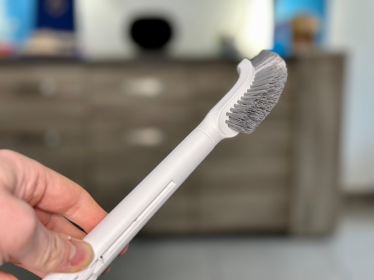 Une brosse livrée avec l'aspirateur robot © Mathieu Grumiaux pour Clubic