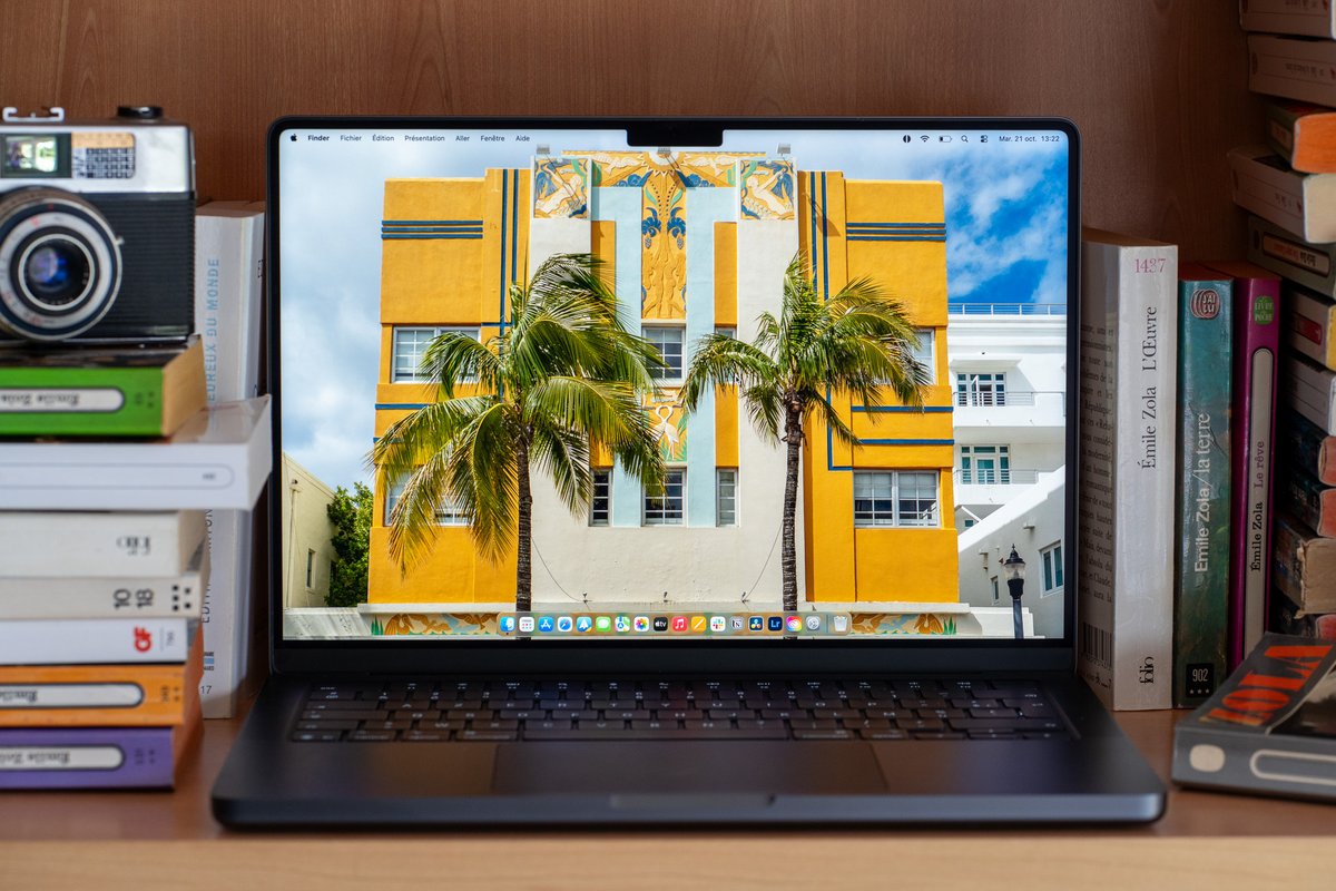 Le MacBook Pro M5 ne change, extérieurement, rien à la formule de ses prédécesseurs. © Nathan Le Gohlisse pour Clubic