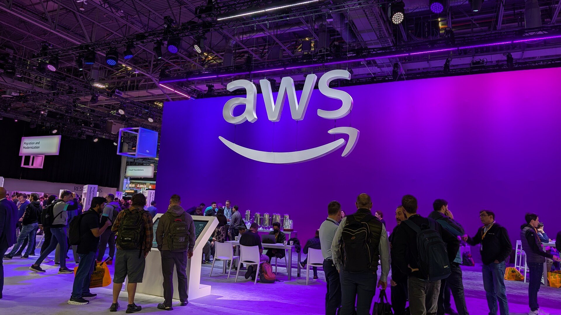 Le logo AWS lors de re:Invent 2025. © Alexandre Boero / Clubic