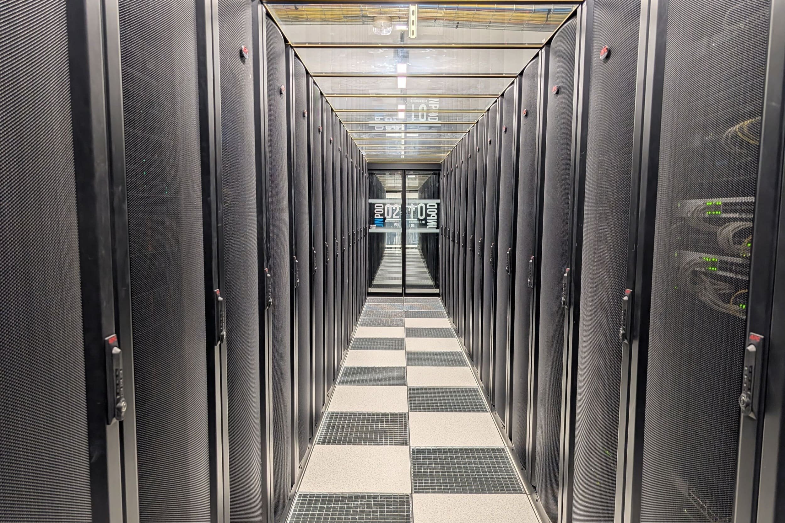 Dans l'une des allées du data center de Free Pro, à Marseille. © Alexandre Boero / Clubic