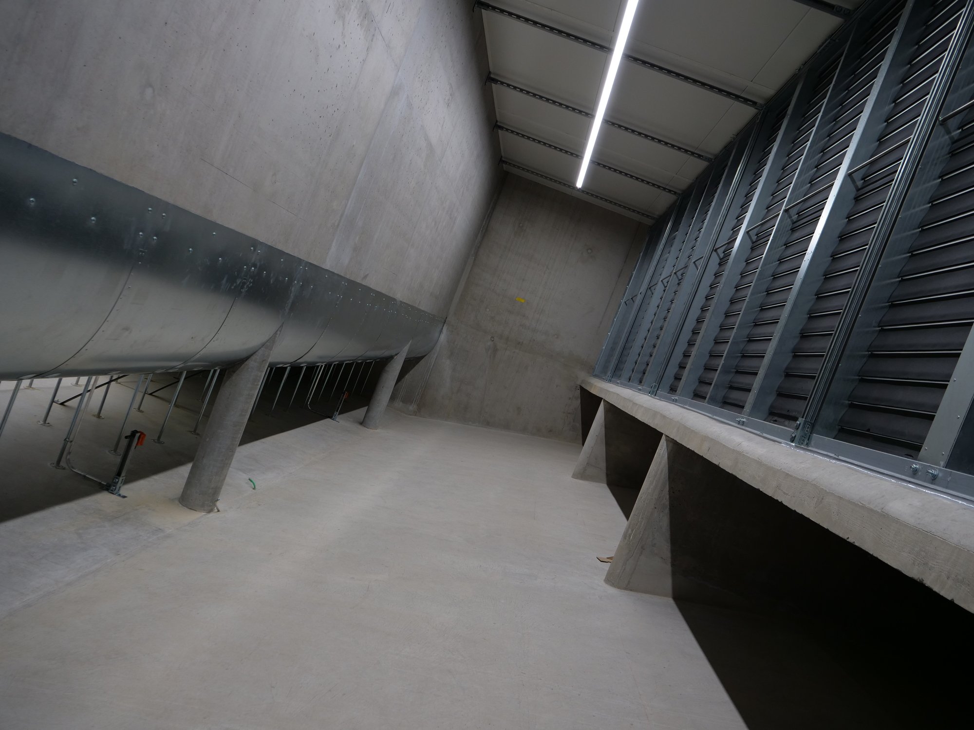 Une sorte de pièce paquebot qui est stratégique : c'est là qu'on décide du mode de refroidissement du datacenter D4 d'Infomaniak. © Alexandre Boero / Clubic