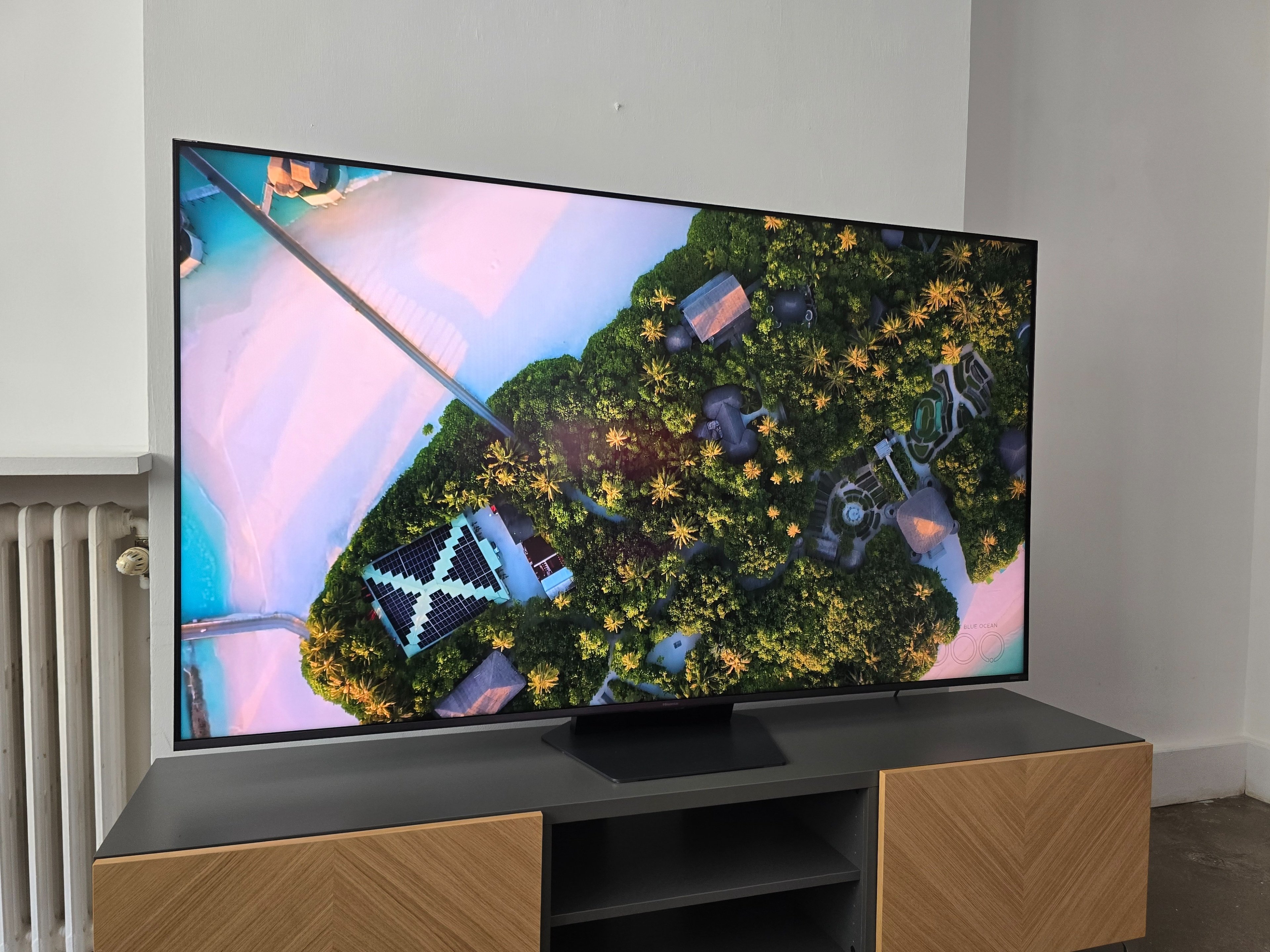 L'Hisense UR9S de 75 pouces sur lequel je vous donnerai mes impressions (et mesures) complètes dans un article à venir. © Matthieu Legouge