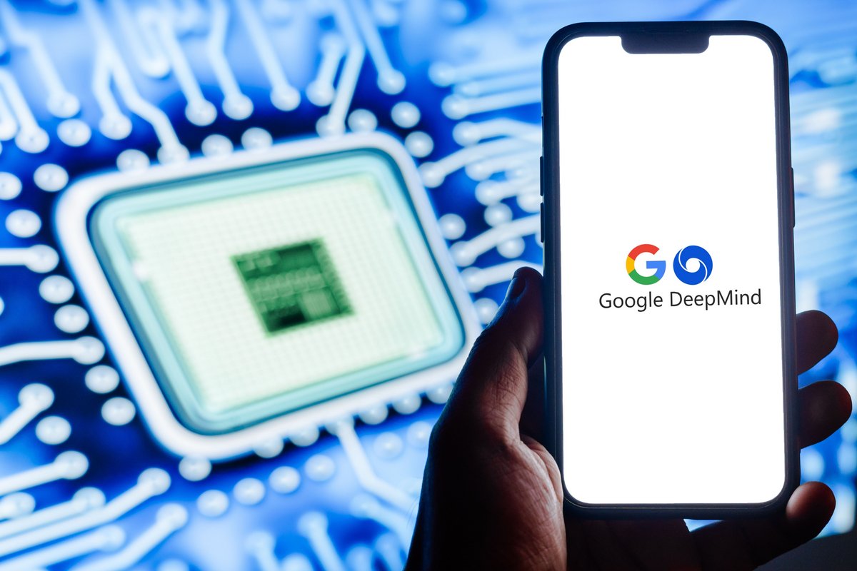 Le logo Deepming affiché à côté de celui de Google sur un smartphone © Shutterstock