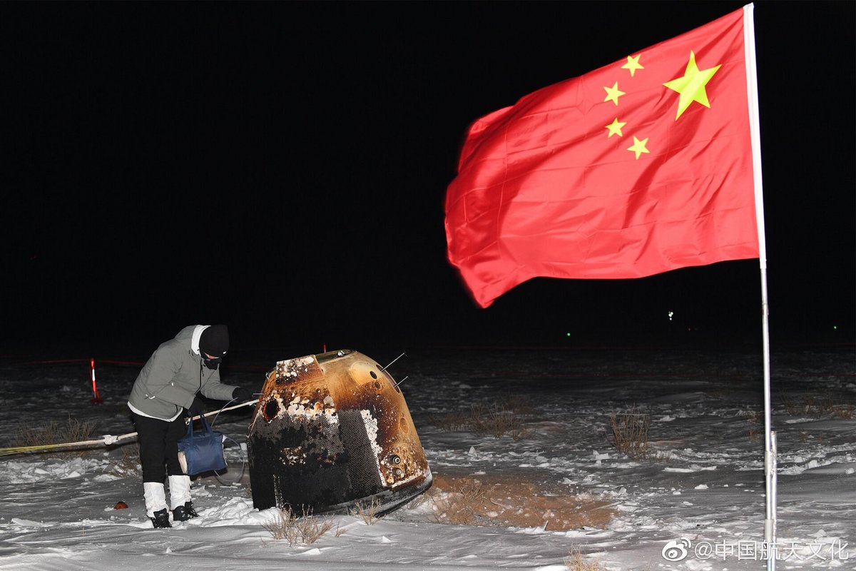 Les échantillons sont rapportés dans une capsule qui rappelle la capsule Shenzhou, en plus petit © CNSA