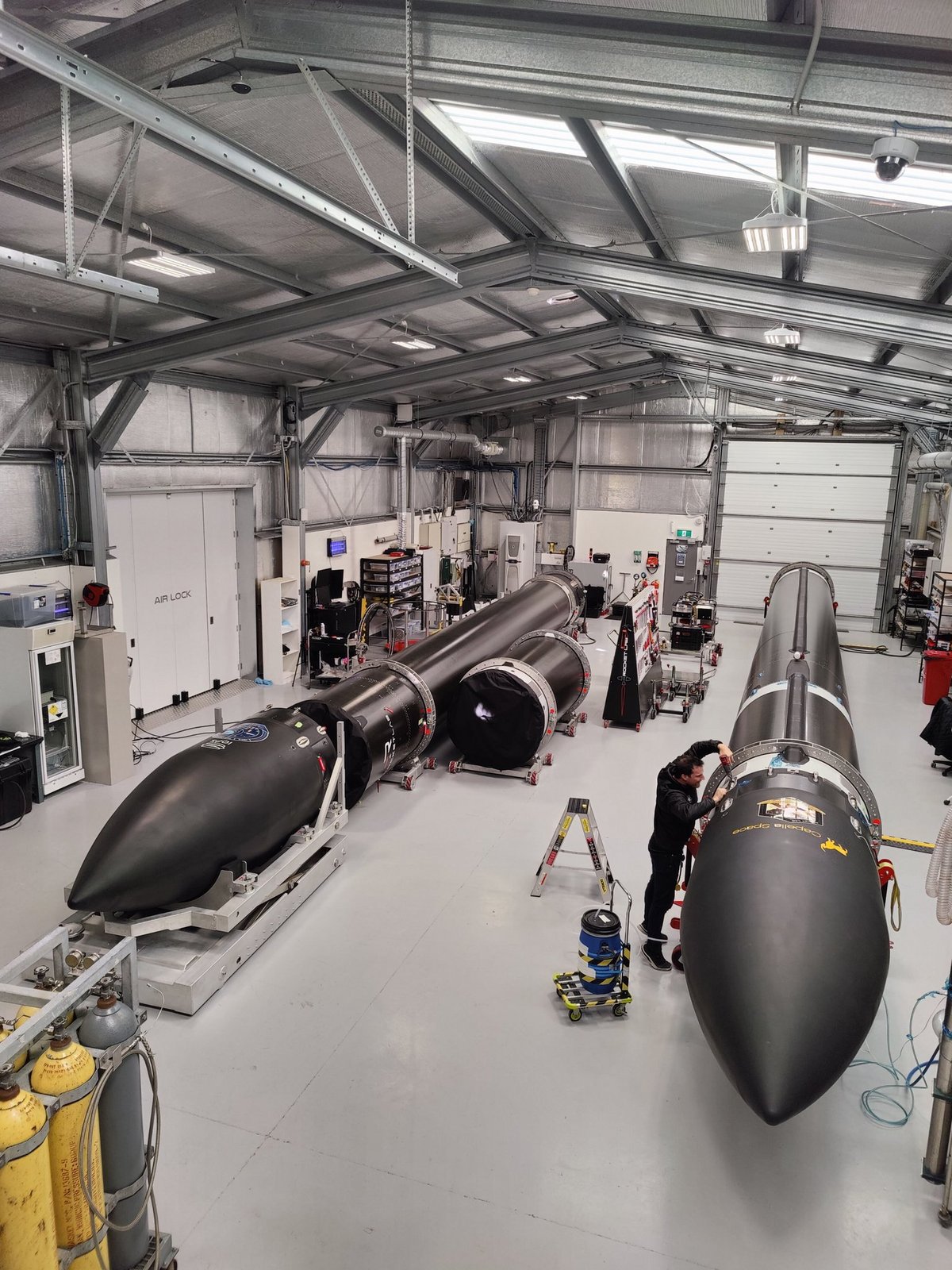 Celle de droite a raté sa mission... Celle de gauche pourra-t-elle décoller, ou devra-t-elle retourner à l'usine ? Crédits : Rocket Lab