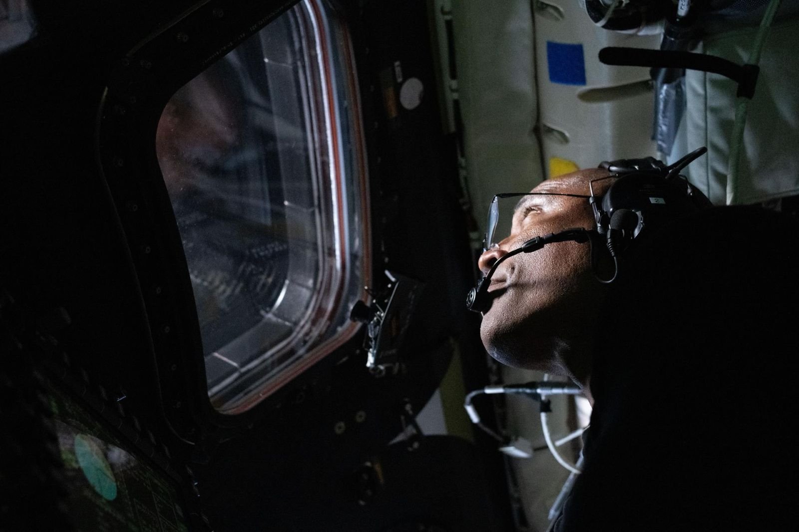 L'astronaute de la NASA et pilote d'Artemis II, Victor Glover, est photographié ici à bord du vaisseau spatial Orion lors du survol lunaire d'Artemis II